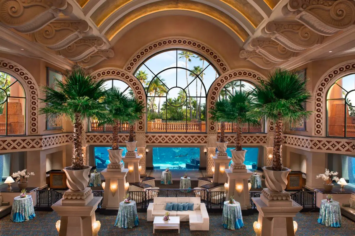 Atlantis Paradise Island Bahamas - lobby | Venclikovi.com The grand lobby of Atlantis Paradise Island combines tropical architecture with modern comfort. Its open layout, bright natural light, and calm atmosphere make it a perfect spot to check emails, stream music, or enjoy a stable WiFi connection near the heart of the resort.