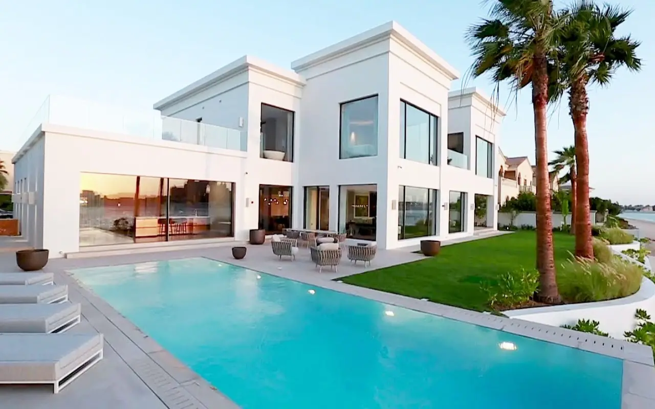 Contemporary beachfront villa with private pool in Dubai’s exclusive Palm Jumeirah community.