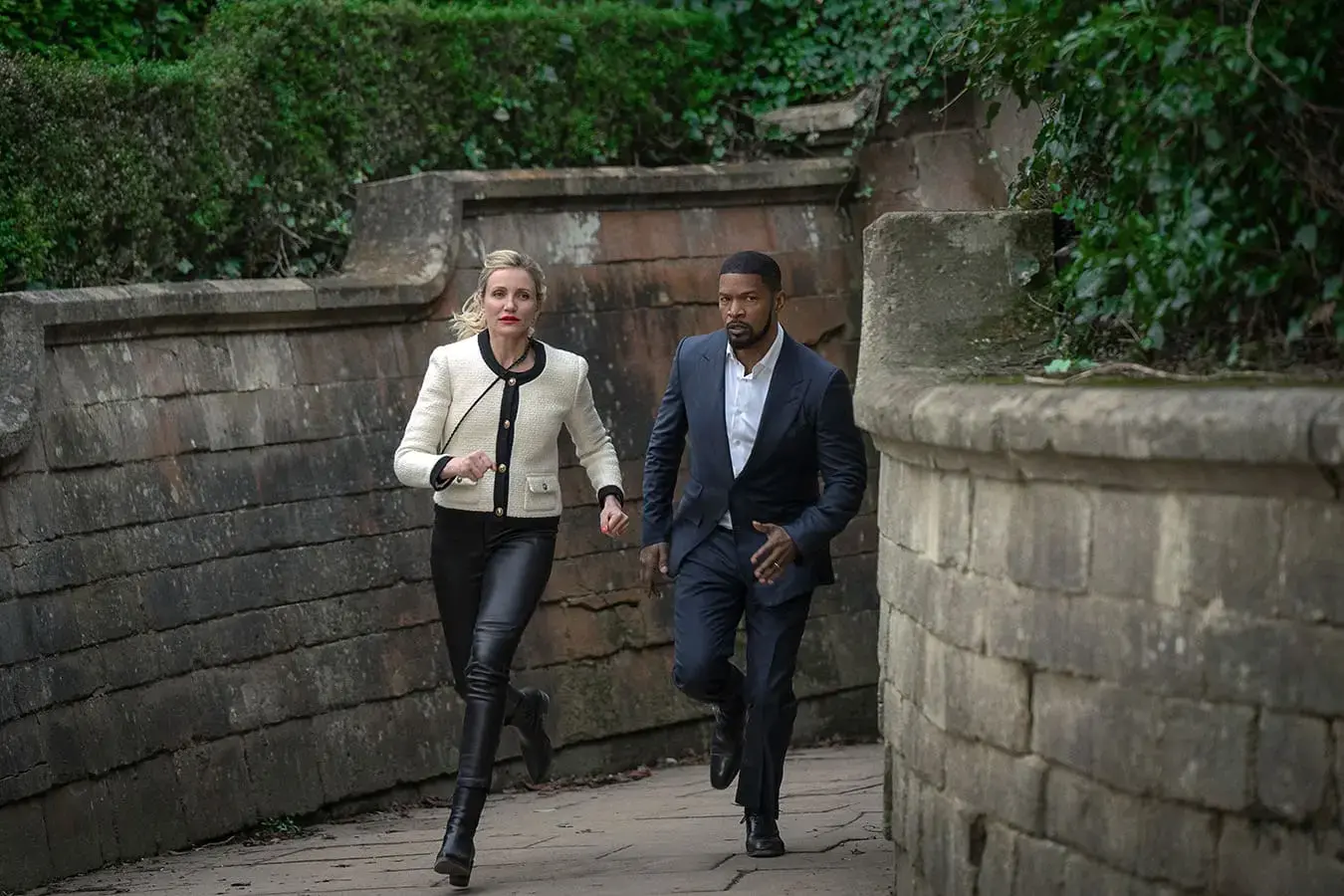 Movie Back in Action Netflix | Venclikovi.com Cameron Diaz and Jamie Foxx running through London street in Netflix film Back in Action 2025