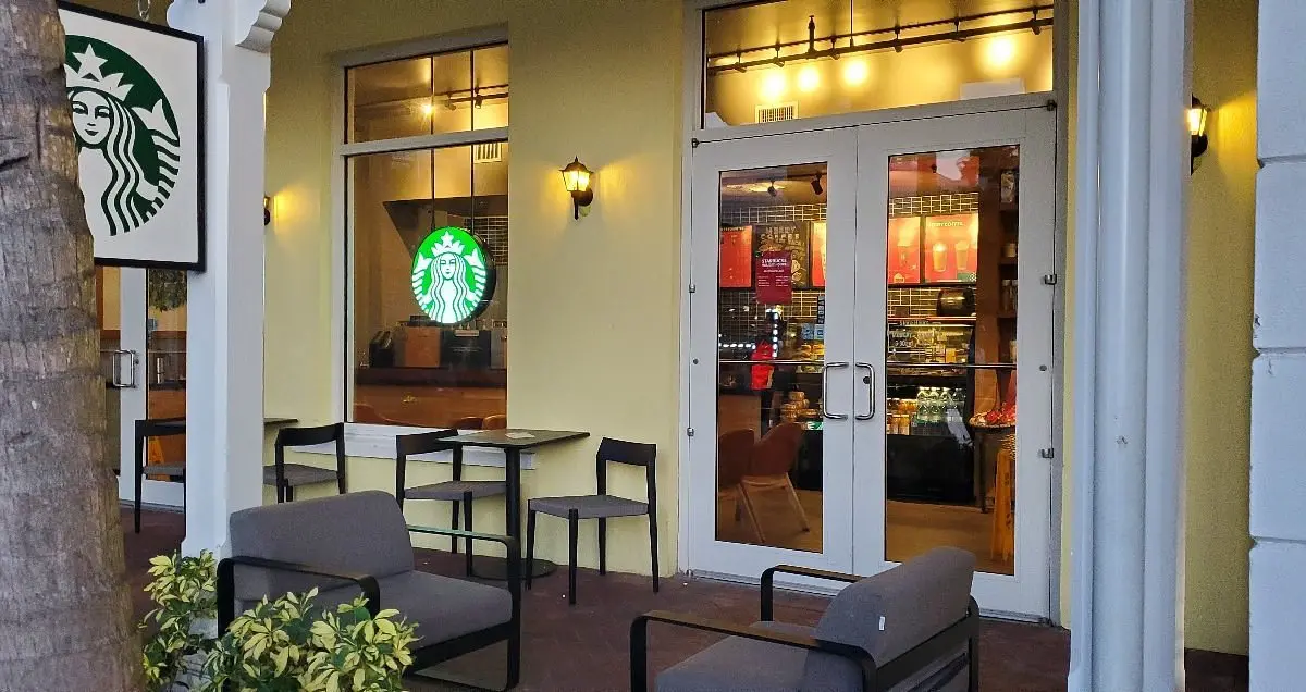 Starbucks in Nassau offering WiFi access for customers | Venclikovi.com Starbucks café entrance in Nassau Bahamas with seating and public WiFi available