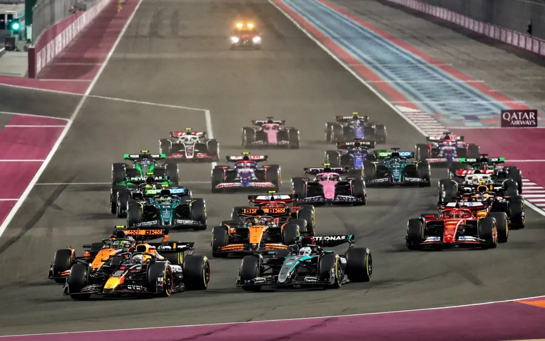Formula 1 qatar 2025 | Venclikovi.com Full Formula 1 grid racing into Turn 1 at Losail International Circuit during Qatar GP