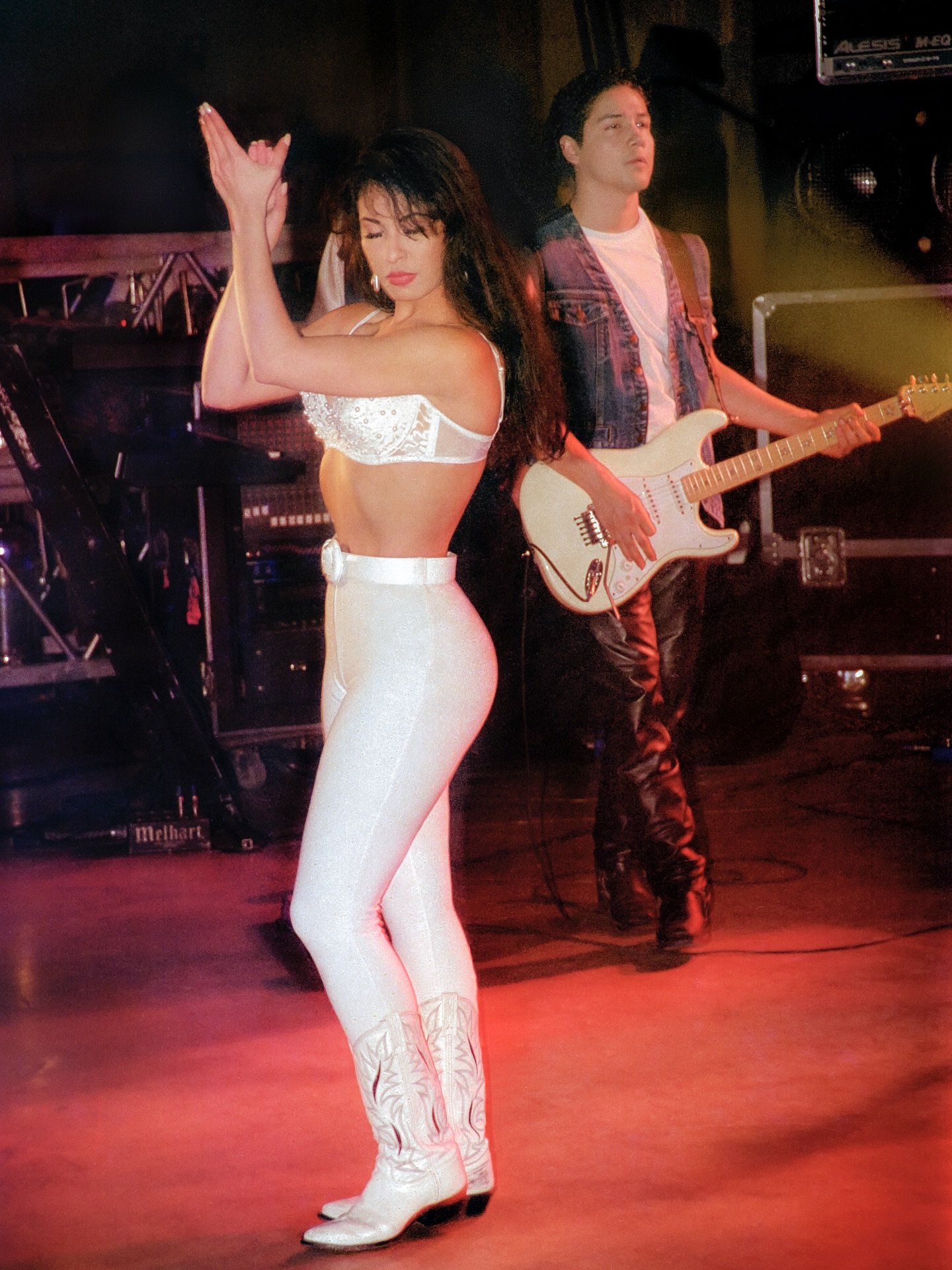 selena-quintanilla-white-outfit-astrodome-performance | Venclikovi.com Selena Quintanilla performing at the Houston Astrodome in her iconic white outfit, capturing one of the most unforgettable moments in Tejano music history.