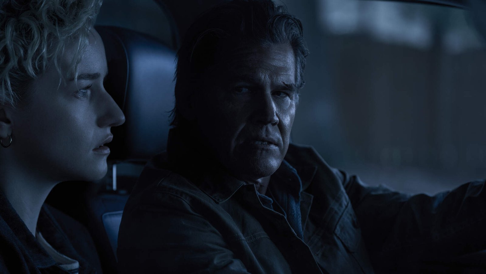 weapons-2025-josh-brolin-julia-garner-driving-scene | Venclikovi.com Julia Garner and Josh Brolin in a tense night-time car scene from Weapons (2025)