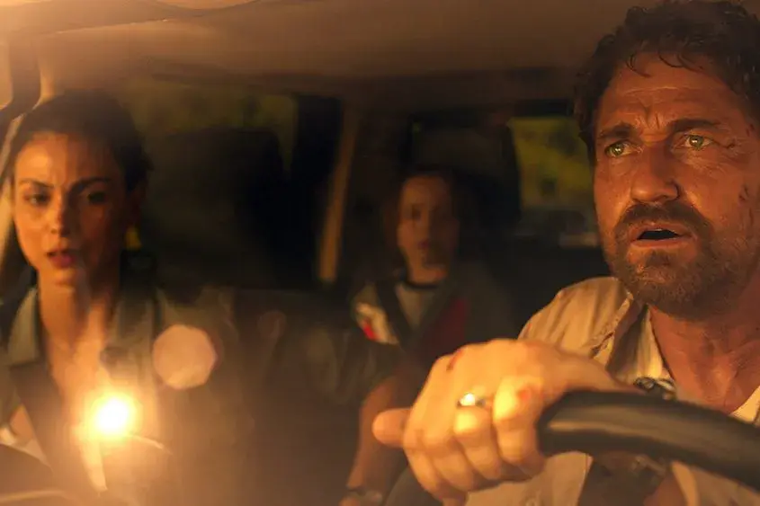 Greenland 2- Migration movie 2 | Venclikovi.com The Garrity family in a tense moment, driving through chaos in Greenland 2