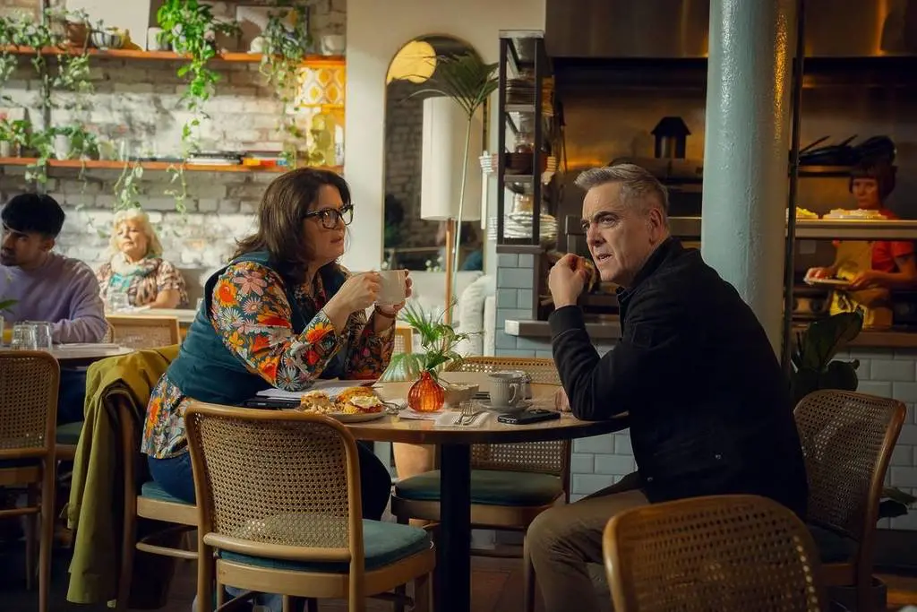 Watch Run Away 2026 | Venclikovi.com James Nesbitt and Ruth Jones talking in a café scene from Run Away