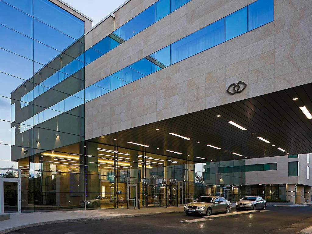 Sofitel London Heathrow | Venclikovi.com The luxury glass entrance of the 5-star Sofitel London Heathrow at Terminal 5, featuring its signature architecture and direct pedestrian access for British Airways passengers.